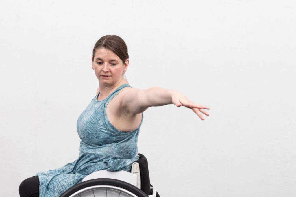 Misiconi danseres Jacqueline zit in een rolstoel