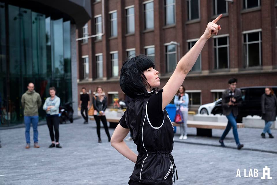 Een danser van Misiconi danst Walkie Talkie Wilderness op straat