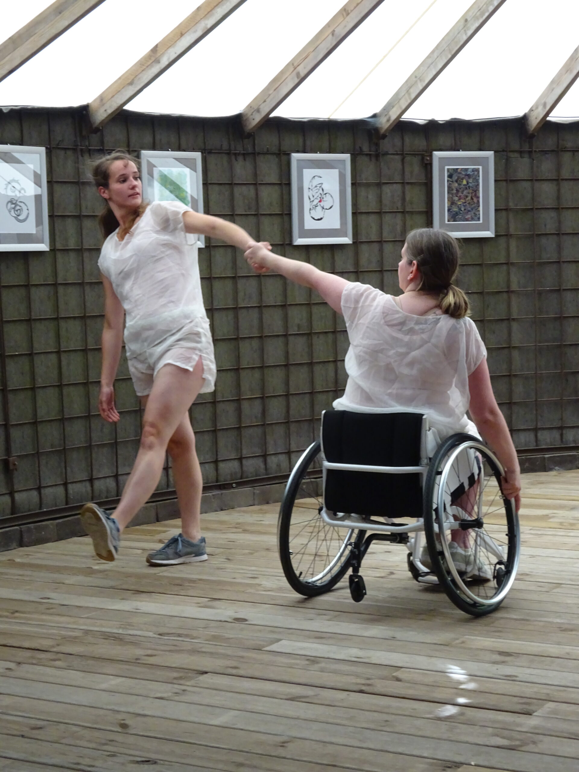 Dansers van Misiconi Company Jacqueline van Kuilenberg en Suzanne Lamers dansen het stuk #Storyteller