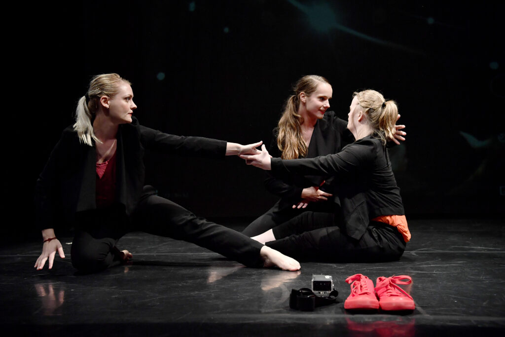 De voorstelling Flirt Fantasies wordt gespeeld door drie dansers van de Misiconi Company.