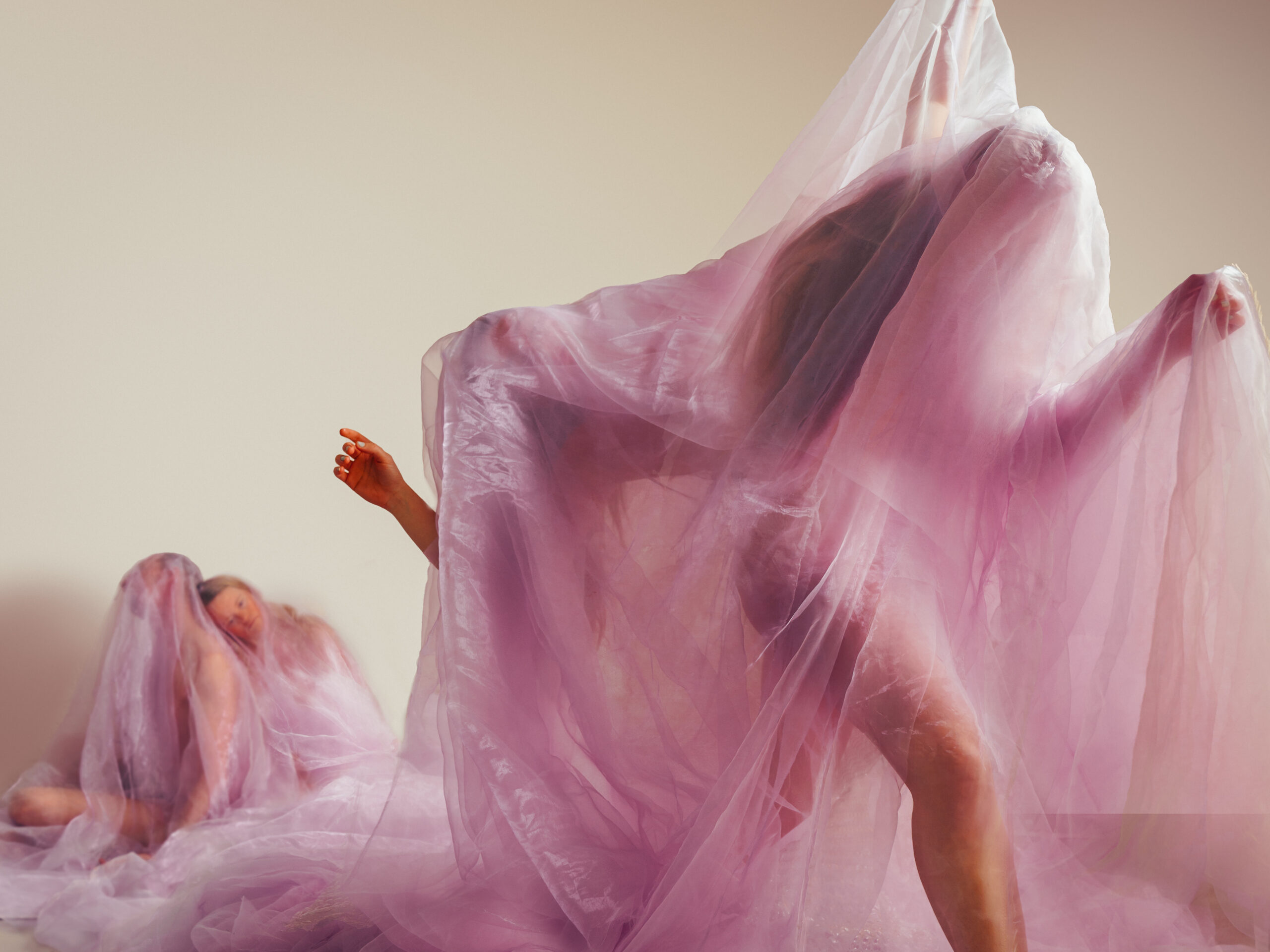 Het campagnebeeld van TIDES: de dansers van Misiconi staan onder roze stoffen waardoor ze niet herkenbaar zijn