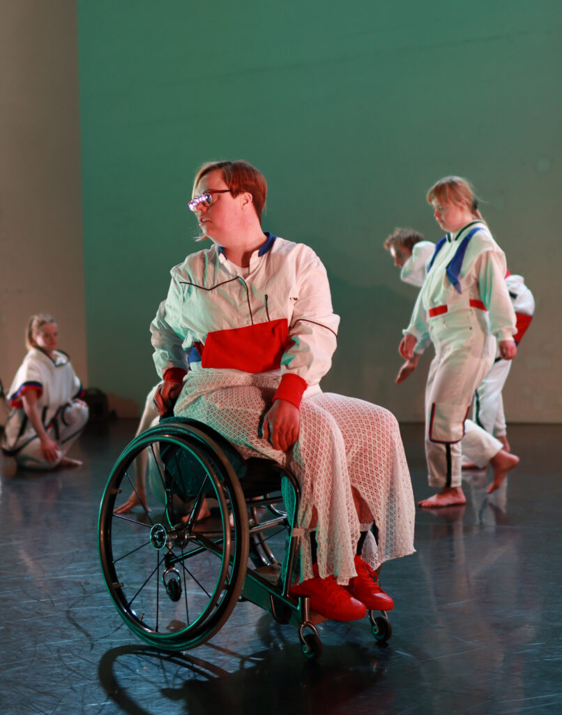Misiconi danseres Saskia Spierenburg zit in een rolstoel op het podium tijden Holland Dance Festival 2022
